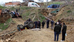 Devrilen traktörün altında kalan sürücü öldü