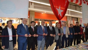 İlk kez düzenlenen kitap fuarına vatandaşlar yoğun ilgi gösterdi.
