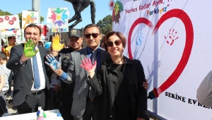 Liseliler otizme dikkat çekmek için ellerini boyadı