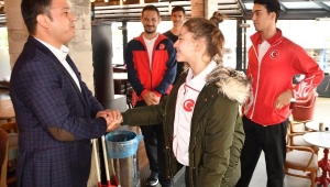 Manisa'da Öztürk'ten şampiyonlara tebrik