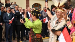 Mesir festivalinde kortej yürüyüşü