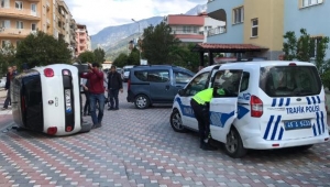 Park halindeki hafif ticari araca otomobil çarptı: 2 yaralı