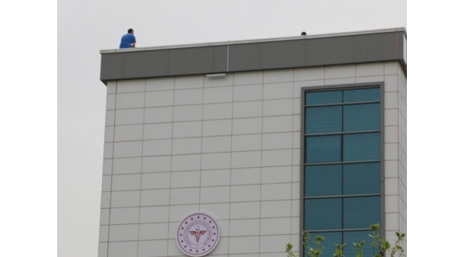 Sağlık Müdürlüğü çatısında intihar girişimi