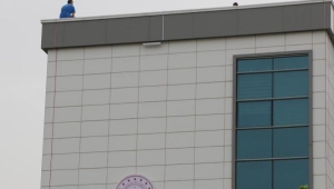 Sağlık Müdürlüğü çatısında intihar girişimi