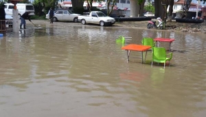 Salihli'yi sağanak yağmur ve dolu vurdu