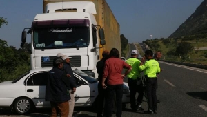 TIR'ın 300 metre sürüklediği otomobilden mucize kurtuluş
