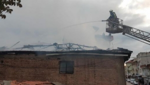 Yangında binanın ikinci katı ve çatısı yandı 