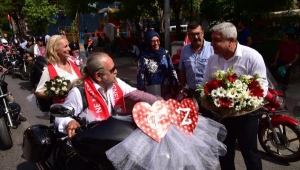 19 Mayıs'ın 100'üncü yılında evlenip, 100 motosikletle tur attılar