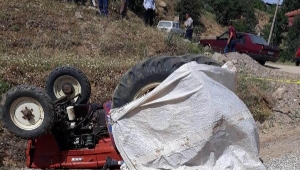 Devrilen traktörün altında kalıp öldü