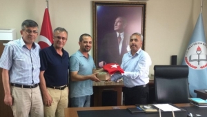 Eğitim İş’ten Ölmez’e, Samsun’dan 'bayrak’ ve ‘vatan toprağı' hediyesi