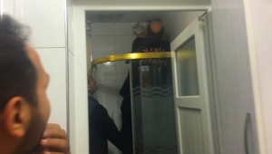 HAVALANDIRMA DELİĞİNE DÜŞEN YAVRU KEDİYİ İTFAİYE KURTARDI