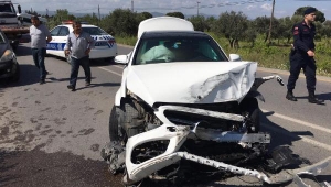 İşçi servisiyle otomobil çarpıştı: 5 yaralı