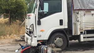 Kamyonetle çarpışan motosiklet sürücüsü ağır yaralandı