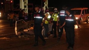 Kazada otomobil ortadan ikiye bölündü