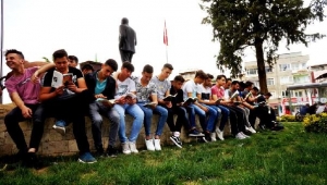 Liseliler farkındalık için kitap okudu