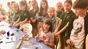 Öğrencilerden engelli arkadaşlarına oyuncak hediyesi