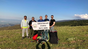 Öğretmenlerin hafta sonu yamaç paraşütü uçuş keyfi(VİDEO)