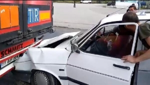 Otomobil ani fren yapan TIR'a çarptı: 1 yaralı