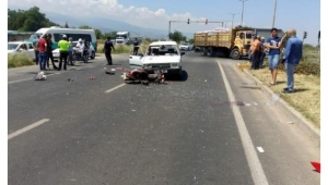 Otomobil ile motosiklet çarpıştı: 1 ölü, 2 yaralı
