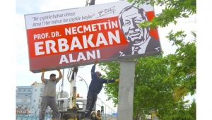 Prof.Dr. Necmettin Erbakan  tabelası yeniden  yerine montajlandı