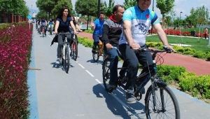 Salihli'de görme engelliler pedal çevirdi