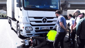TIR çarpan motosiklet sürüklendi; kasklı sürücü hafif yaralandı