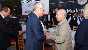 Vali Deniz Soma'da Şehit olanların Aileleriyle yemek yedi