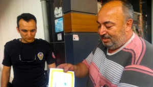 Düşürülen karne ve onur belgesini bulan  polis ,öğrencinin evine teslim etti