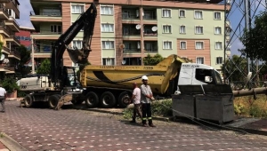 Freni boşalan kamyonun çarptığı elektrik direği yıkıldı