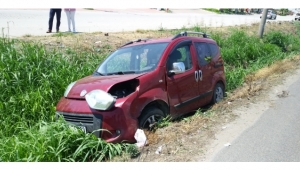 Hafif ticari araç yol kenarına devrildi: 1 yaralı