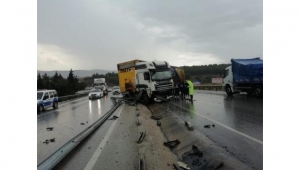 Makas attığı iddia edilen TIR, bariyerlere çarptı