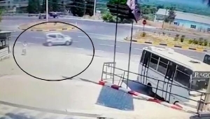 Motosikletlinin yaralandığı kaza kamerada