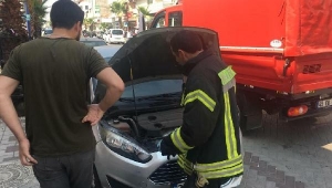 Otomobilin altına giren kediyi itfaiye çıkardı