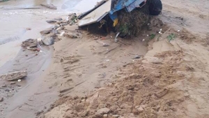 Sel suları 2 traktörü yuttu