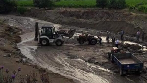 Sele kapılan traktörler kullanılamaz halde bulundu