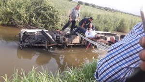 Sulama kanalına devrilen kamyonetteki 2 kişi kurtarıldı