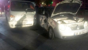Sürücüsü 'dur' ihtarına uymayan kamyonet, otomobile çarptı: 3 yaralı