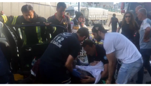 TIR'a çarpmamak için bir anda direksiyon kırdı: 5 yaralı