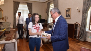 Vali Deniz, Hava Sporları Yarışmasında Dereceye Giren Öğrencileri Ağırladı