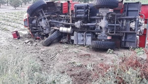Yangına giden Orman işletme aracı tarlaya uçtu: 3 yaralı 