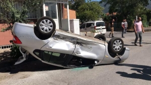 Hafif ticari aracın çarptığı otomobil takla attı: 1 yaralı