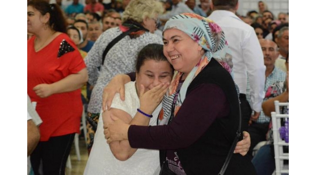 Manisa'da TOKİ evleri kura çekiminde sevinç gözyaşları