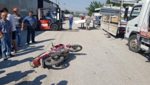Motosikletli gencin yaralandığı kaza kamerada 