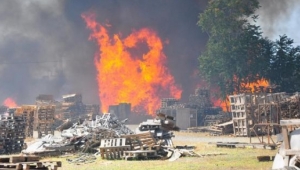 Otluk alanda başlayan yangın palet fabrikasının deposuna sıçradı