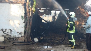 2 katlı ev, yangında kullanılmaz hale geldi