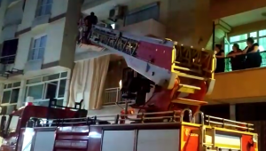 Balkonda mahsur kalan yaşlı kadının imdadına itfaiye yetişti