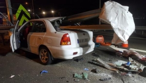 Bariyerlere çarpan otomobildeki aynı aileden 3 kişi öldü, 2 kişi yaralandı