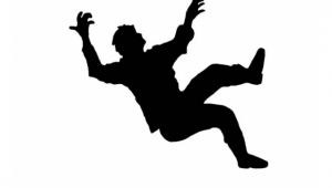 Evine balkondan girmeye çalışırken düşüp yaralandı