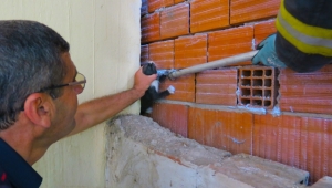 İki duvar arasına sıkışan yavru kediyi itfaiye kurtardı