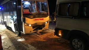 Manisa'da işçi servisleri zincirleme kaza yaptı: 23 yaralı